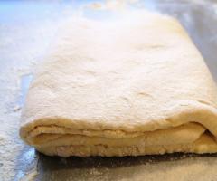 Пошаговый рецепт пирога с капустой из слоеного теста